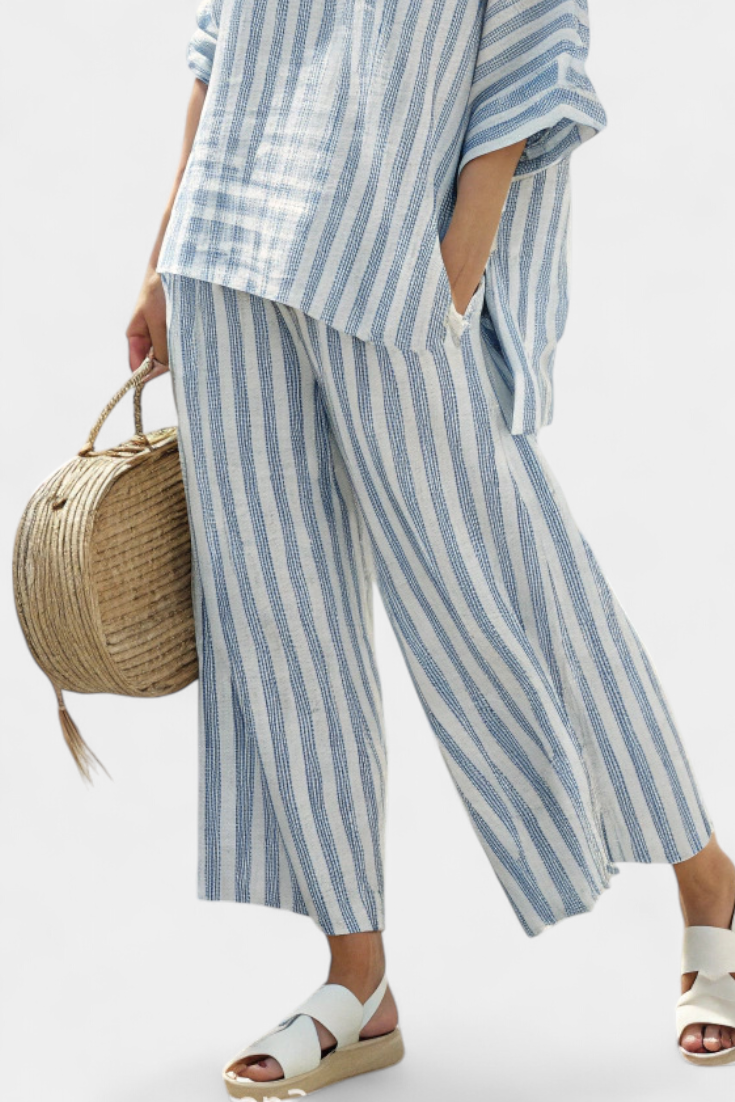 Federica | Top sofisticado de lino con rayas azules y pantalones relajados