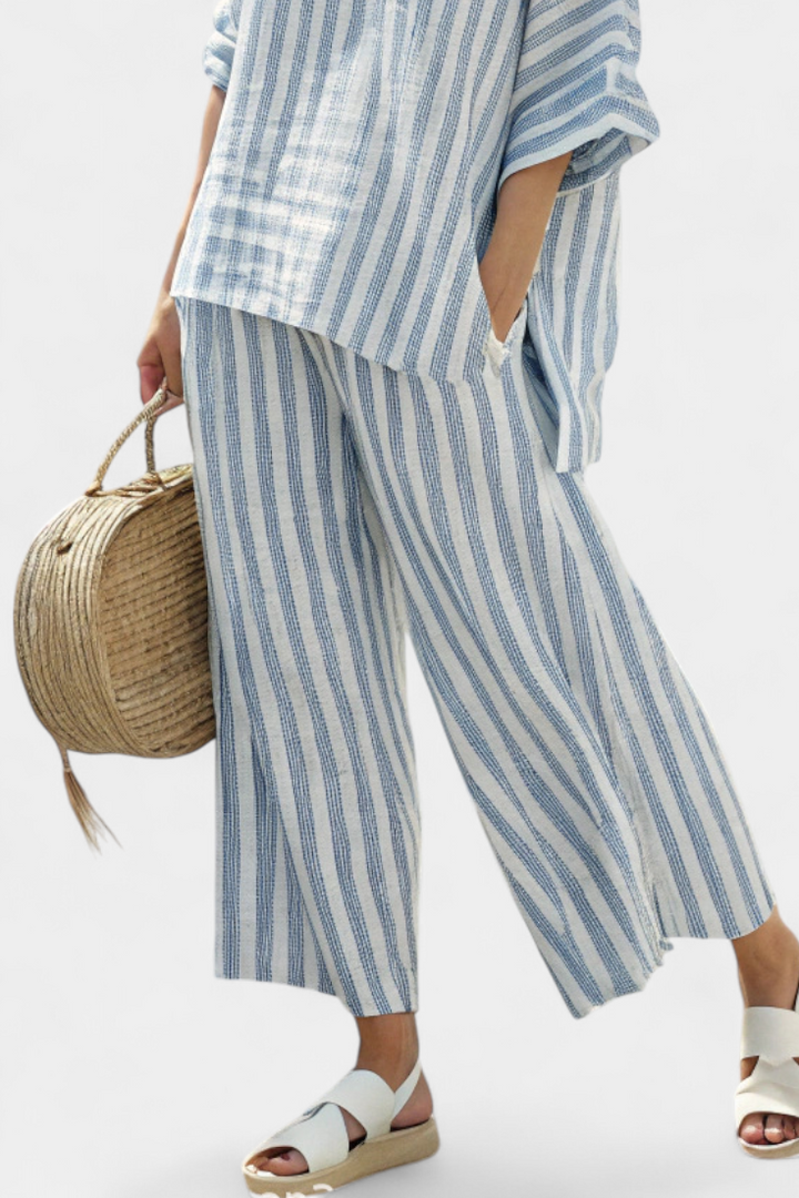 Federica | Top sofisticado de lino con rayas azules y pantalones relajados